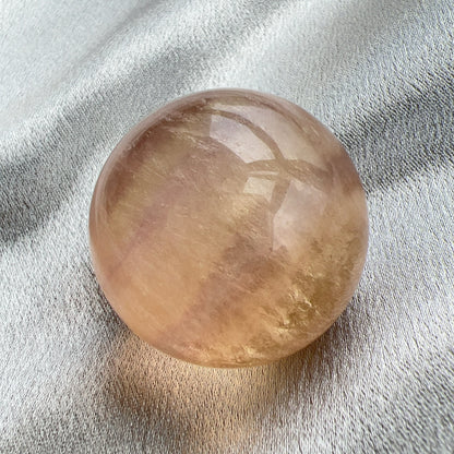 Candy Fluorite Sphere 糖果色螢石球  螢石是不可或缺的晶石之一，除左螢石有豐富嘅色彩和好高的觀賞價值之外，放她在工作枱亦都可以時時刻刻緩解煩躁的情緒，有助減低壓力，去除人體積累的負能量，同時亦可以減低電子器材發出的輻射。  -螢石  -幫助頭腦保持清晰  -提升注意力集中  -適合常常用腦ge 朋友同同學仔