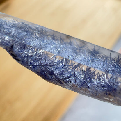 藍線石  -全清晶，質素靚靚  -其蔚藍色澤能帶給人平靜、安穩及喜悅  -擺脫負面思想，緩解情緒，增加正能量  -增加面對困難和挑戰的自信勇氣和積極處事的態度  -提升說話技巧，改善人際關係  -能啟發智慧，加強創意力和腦部思維