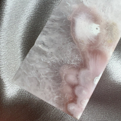 櫻花瑪瑙柱  瑪瑙-Agate品種繁多，整個瑪瑙家族十分龐大。其中一種瑪瑙充滿溫柔優雅之美，深受女仕們喜愛，就是櫻花瑪瑙 - Blossoms Agate🌸  櫻花瑪瑙被視為寶石中的「第三眼」，靈性十足，象徵友善與愛心，也代表希望。  櫻花瑪瑙晶體內含粉白色、猶如朵朵盛開之櫻花的共生礦，每枝形態獨一無二，為人帶來溫柔細膩的內涵，會令人要停下來慢慢欣賞佢嘅美。  -能令人精神放鬆，減少失眠症狀  -瑪瑙具有平衡，穩定及保護的作用  -也是護身符及辟邪物，有保平安功效  -瑪瑙維持身心和諧，增強愛、忠誠及勇氣