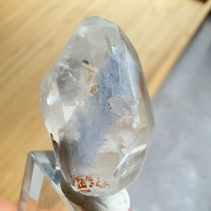 藍線石  -全清晶，質素靚靚  -其蔚藍色澤能帶給人平靜、安穩及喜悅  -擺脫負面思想，緩解情緒，增加正能量  -增加面對困難和挑戰的自信勇氣和積極處事的態度  -提升說話技巧，改善人際關係  -能啟發智慧，加強創意力和腦部思維