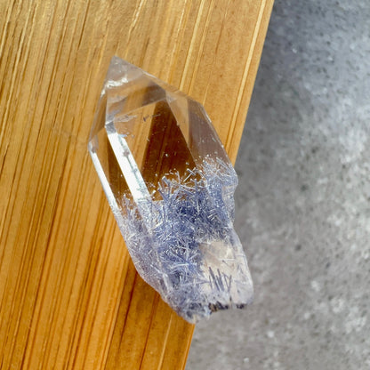 藍線石  -全清晶，質素靚靚  -其蔚藍色澤能帶給人平靜、安穩及喜悅  -擺脫負面思想，緩解情緒，增加正能量  -增加面對困難和挑戰的自信勇氣和積極處事的態度  -提升說話技巧，改善人際關係  -能啟發智慧，加強創意力和腦部思維   