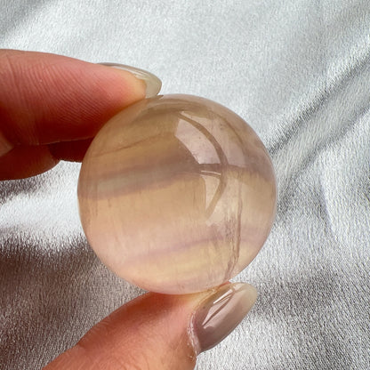 Candy Fluorite Sphere 糖果色螢石球

螢石是不可或缺的晶石之一，除左螢石有豐富嘅色彩和好高的觀賞價值之外，放她在工作枱亦都可以時時刻刻緩解煩躁的情緒，有助減低壓力，去除人體積累的負能量，同時亦可以減低電子器材發出的輻射。

-螢石

-幫助頭腦保持清晰

-提升注意力集中

-適合常常用腦ge 朋友同同學仔