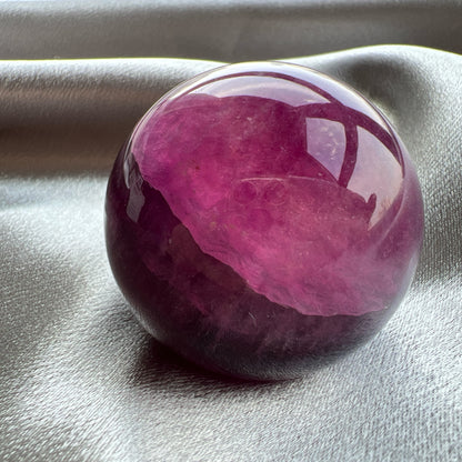 Purple Fluorite Sphere 紫紅螢石球  螢石是不可或缺的晶石之一，除左螢石有豐富嘅色彩和好高的觀賞價值之外，放她在工作枱亦都可以時時刻刻緩解煩躁的情緒，有助減低壓力，去除人體積累的負能量，同時亦可以減低電子器材發出的輻射。  -螢石  -幫助頭腦保持清晰  -提升注意力集中  -適合常常用腦ge 朋友同同學仔  紫螢石適合從事思考的工作者，讓思考更敏銳。