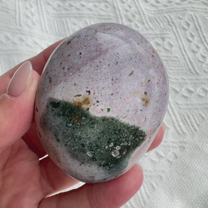 海洋碧玉手把

Pastels 感覺的顏色是真的很吸引的，有一種很平靜的感覺

海洋碧玉又名海洋石，是馬達加斯加的特產，最初發現於沿海地區，顏色範圍廣泛，色彩多樣性，大多數是由不透明的玉髓及石英組成的，而有些部分則是半透明及結晶化的。而海洋碧玉也稱作球形碧玉(Orbicular Jasper)。

海洋碧玉是你心情覺得沮喪時的好夥伴

-穩定情緒，平衡身心

-釋除負面的自我認知

-排走負能量，令頭腦清晰

-開啟內心的快樂和滿足