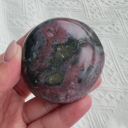 海洋碧玉手把

Pastels 感覺的顏色是真的很吸引的，有一種很平靜的感覺

海洋碧玉又名海洋石，是馬達加斯加的特產，最初發現於沿海地區，顏色範圍廣泛，色彩多樣性，大多數是由不透明的玉髓及石英組成的，而有些部分則是半透明及結晶化的。而海洋碧玉也稱作球形碧玉(Orbicular Jasper)。

海洋碧玉是你心情覺得沮喪時的好夥伴

-穩定情緒，平衡身心

-釋除負面的自我認知

-排走負能量，令頭腦清晰

-開啟內心的快樂和滿足