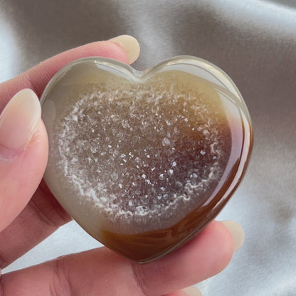 瑪瑙心心配靚靚晶牙  瑪瑙是玉髓礦石的一種，同為石英(Quartz)族的一員，有不同的顏色，多由半透明與不透明的條紋互相交替著，有著不同細膩的帶狀紋理和圖樣，全部都是獨一無二的圖案，非常特別，亦是我喜歡欣賞瑪瑙的其中一個原因。  瑪瑙亦是佛教七寶之一，自古以來是作辟邪，護身符之用，能量是沉厚，穩定而柔和的，對消除壓力，負面能量有幫助，從而能夠改善睡眠質素，增強記憶力。     -平靜情緒  -聚氣聚財  -吸引貴人  -招好運  -增強運勢   