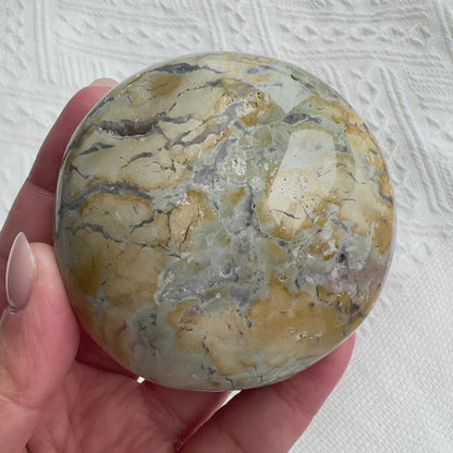 海洋碧玉手把

Pastels 感覺的顏色是真的很吸引的，有一種很平靜的感覺

海洋碧玉又名海洋石，是馬達加斯加的特產，最初發現於沿海地區，顏色範圍廣泛，色彩多樣性，大多數是由不透明的玉髓及石英組成的，而有些部分則是半透明及結晶化的。而海洋碧玉也稱作球形碧玉(Orbicular Jasper)。

海洋碧玉是你心情覺得沮喪時的好夥伴

-穩定情緒，平衡身心

-釋除負面的自我認知

-排走負能量，令頭腦清晰

-開啟內心的快樂和滿足