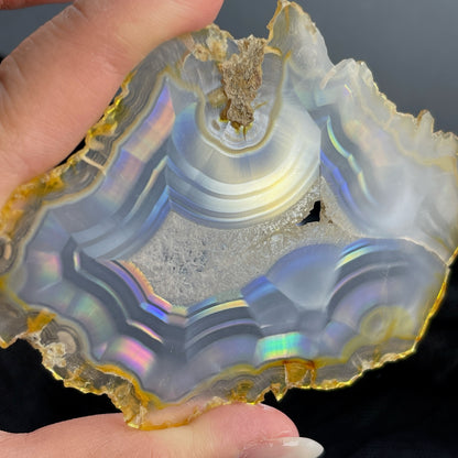 虹彩瑪瑙是一種細帶狀、半透明的石髓 (Chalcedony)，並且可將透射光分解成為光譜顏色。”Iris”意為”彩虹”或”虹彩虹色的”，源自於希臘彩虹女神的名字。  Iris agate is a finely-banded, translucent variety of chalcedony that breaks up transmitted light into spectral colors. The word “Iris” means “rainbow” or “to make iridescent” and is derived from the name of the Greek goddess of the rainbow.     *以上資料轉載自 “GIA Hong Kong - Jul 2021”