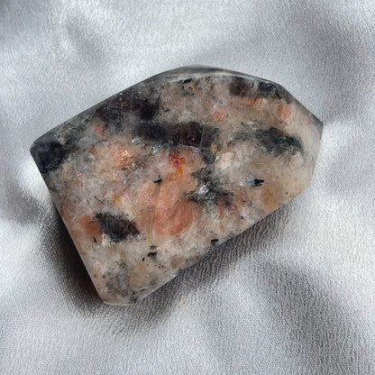  太陽石堇青石共生隨形  Sunstone Iolite  太陽石堇青石結合了Sunstone的溫暖喜悅和Iolite的涼爽平靜，幫助我們看到可能性。當生活感覺混亂，他能幫助我們重新接地並冷靜地評估情況。而且激活了我們解決問題的技能，鼓勵邏輯和直覺思維，帶來新的視角。太陽石堇青石推薦給任何想在身心上更健康的人，幫助我們養成健康的習慣並持開放態度。