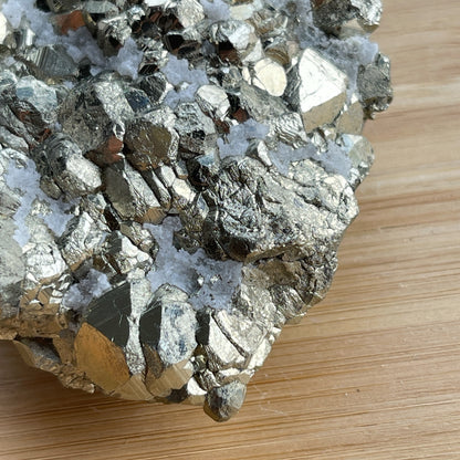黃鐵礦又名愚人金(Fool’s Gold)  黃鐵礦是鐵和硫所形成的礦物，外觀反射出金黃色的光芒，所以會有人將黃鐵礦和黃金搞混。  🔮聚財法寶🔮  除了大家都十分熟悉的招財聚財功效外，其實黃鐵礦還可以用作辟邪，清除負氣場，淨化室內環境之用。  ** 記得盡量不要將黃鐵礦接觸水氣，盡量保持乾爽，平時得閒用乾紙巾抹抹保持閃令令就可以了😊     Origin : Peru 🇵🇪
