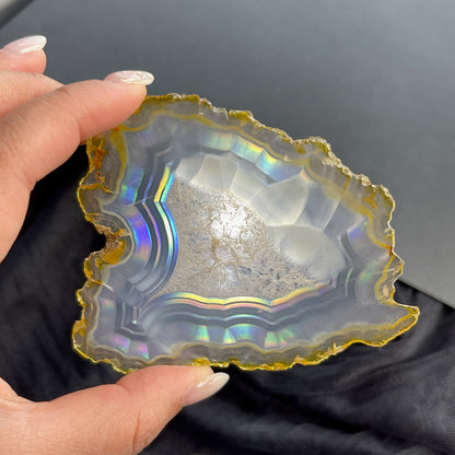 虹彩瑪瑙是一種細帶狀、半透明的石髓 (Chalcedony)，並且可將透射光分解成為光譜顏色。”Iris”意為”彩虹”或”虹彩虹色的”，源自於希臘彩虹女神的名字。  Iris agate is a finely-banded, translucent variety of chalcedony that breaks up transmitted light into spectral colors. The word “Iris” means “rainbow” or “to make iridescent” and is derived from the name of the Greek goddess of the rainbow.     *以上資料轉載自 “GIA Hong Kong - Jul 2021”