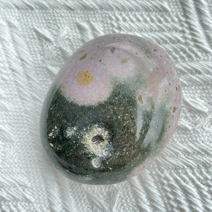 海洋碧玉手把

Pastels 感覺的顏色是真的很吸引的，有一種很平靜的感覺

海洋碧玉又名海洋石，是馬達加斯加的特產，最初發現於沿海地區，顏色範圍廣泛，色彩多樣性，大多數是由不透明的玉髓及石英組成的，而有些部分則是半透明及結晶化的。而海洋碧玉也稱作球形碧玉(Orbicular Jasper)。

海洋碧玉是你心情覺得沮喪時的好夥伴

-穩定情緒，平衡身心

-釋除負面的自我認知

-排走負能量，令頭腦清晰

-開啟內心的快樂和滿足