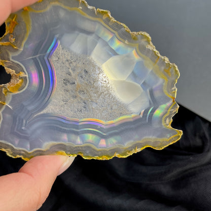 虹彩瑪瑙是一種細帶狀、半透明的石髓 (Chalcedony)，並且可將透射光分解成為光譜顏色。”Iris”意為”彩虹”或”虹彩虹色的”，源自於希臘彩虹女神的名字。  Iris agate is a finely-banded, translucent variety of chalcedony that breaks up transmitted light into spectral colors. The word “Iris” means “rainbow” or “to make iridescent” and is derived from the name of the Greek goddess of the rainbow.     *以上資料轉載自 “GIA Hong Kong - Jul 2021”