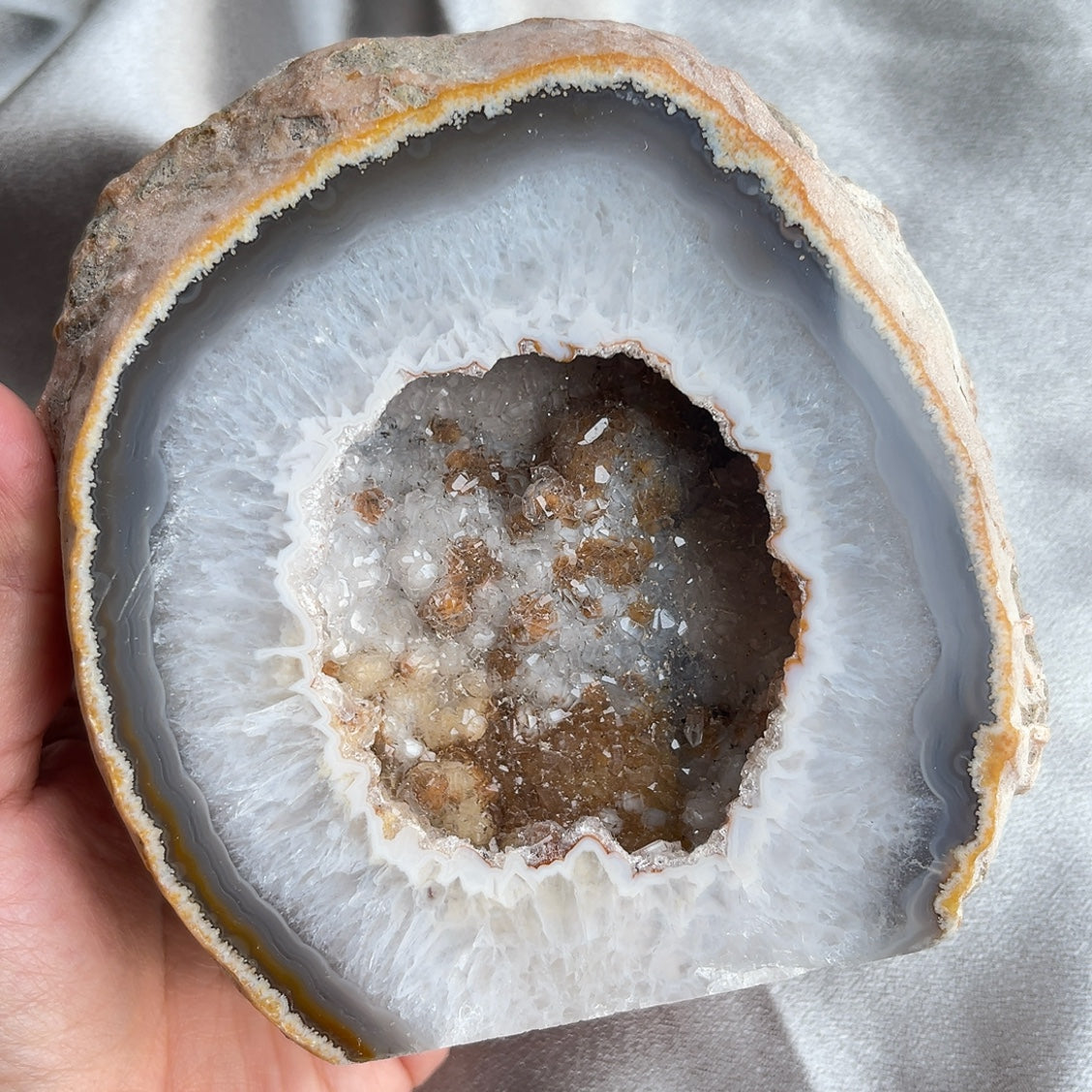 巴西瑪瑙水晶洞 Agate Geode Cut Base  晶洞還可以幫你吸財聚財，招貴人😊  -能令人精神放鬆，減少失眠症狀  -瑪瑙具有平衡，穩定及保護的作用  -也是護身符及辟邪物，有保平安功效  -瑪瑙維持身心和諧，增強愛、忠誠及勇氣   