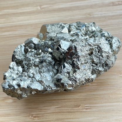 黃鐵礦又名愚人金(Fool’s Gold)  黃鐵礦是鐵和硫所形成的礦物，外觀反射出金黃色的光芒，所以會有人將黃鐵礦和黃金搞混。  🔮聚財法寶🔮  除了大家都十分熟悉的招財聚財功效外，其實黃鐵礦還可以用作辟邪，清除負氣場，淨化室內環境之用。  ** 記得盡量不要將黃鐵礦接觸水氣，盡量保持乾爽，平時得閒用乾紙巾抹抹保持閃令令就可以了😊     Origin : Peru 🇵🇪