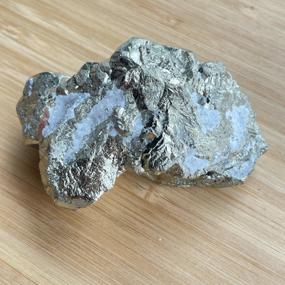 黃鐵礦又名愚人金(Fool’s Gold)  黃鐵礦是鐵和硫所形成的礦物，外觀反射出金黃色的光芒，所以會有人將黃鐵礦和黃金搞混。  🔮聚財法寶🔮  除了大家都十分熟悉的招財聚財功效外，其實黃鐵礦還可以用作辟邪，清除負氣場，淨化室內環境之用。  ** 記得盡量不要將黃鐵礦接觸水氣，盡量保持乾爽，平時得閒用乾紙巾抹抹保持閃令令就可以了😊     Origin : Peru 🇵🇪