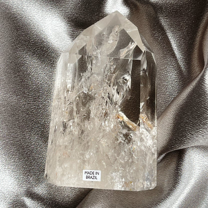 巴西直送白水晶共生膠花柱  -「水晶之王」，是萬用療癒石  -能淨化四周負性能量  -釋放負能量，平衡內心的焦慮不安  -鎮定安神之效，開發智慧  -提升自我肯定，提升正能量  -幫助集中注意力，有助讀書求學