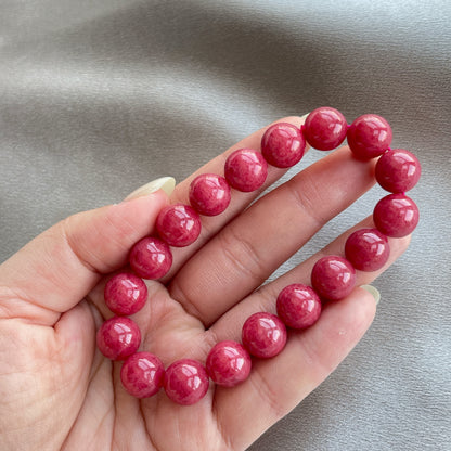 薔薇輝石

薔薇輝石 又名 [ 玫瑰石 ]

是一種不透明的矽酸錳礦物，色調從淡粉色到深紅色不等

它具有玻璃光澤由方解石、鐵和鎂等其他礦物質組成



-消除紊亂思緒，保持清晰思考

-增加親和力，建立自信心

-有助培養高貴情操，擴闊心胸

-有助調和親情，友情，愛情的關係