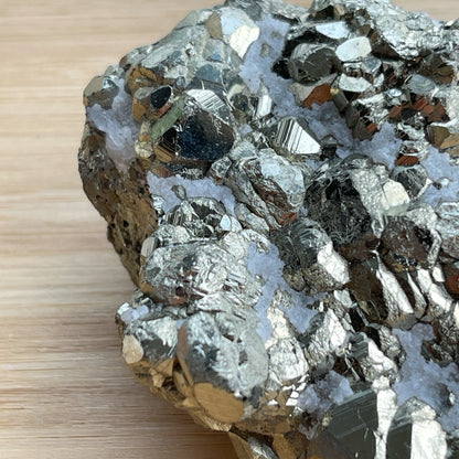 黃鐵礦又名愚人金(Fool’s Gold)  黃鐵礦是鐵和硫所形成的礦物，外觀反射出金黃色的光芒，所以會有人將黃鐵礦和黃金搞混。  🔮聚財法寶🔮  除了大家都十分熟悉的招財聚財功效外，其實黃鐵礦還可以用作辟邪，清除負氣場，淨化室內環境之用。  ** 記得盡量不要將黃鐵礦接觸水氣，盡量保持乾爽，平時得閒用乾紙巾抹抹保持閃令令就可以了😊     Origin : Peru 🇵🇪
