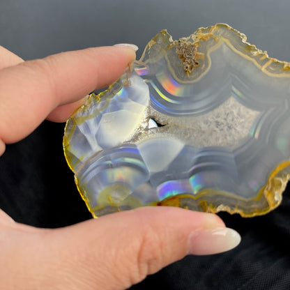 虹彩瑪瑙是一種細帶狀、半透明的石髓 (Chalcedony)，並且可將透射光分解成為光譜顏色。”Iris”意為”彩虹”或”虹彩虹色的”，源自於希臘彩虹女神的名字。  Iris agate is a finely-banded, translucent variety of chalcedony that breaks up transmitted light into spectral colors. The word “Iris” means “rainbow” or “to make iridescent” and is derived from the name of the Greek goddess of the rainbow.     *以上資料轉載自 “GIA Hong Kong - Jul 2021”