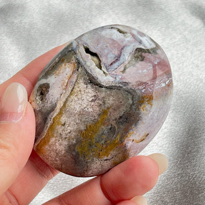海洋碧玉手把

Pastels 感覺的顏色是真的很吸引的，有一種很平靜的感覺

海洋碧玉又名海洋石，是馬達加斯加的特產，最初發現於沿海地區，顏色範圍廣泛，色彩多樣性，大多數是由不透明的玉髓及石英組成的，而有些部分則是半透明及結晶化的。而海洋碧玉也稱作球形碧玉(Orbicular Jasper)。

海洋碧玉是你心情覺得沮喪時的好夥伴

-穩定情緒，平衡身心

-釋除負面的自我認知

-排走負能量，令頭腦清晰

-開啟內心的快樂和滿足