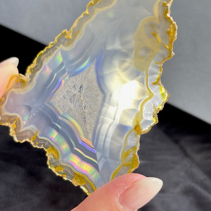 虹彩瑪瑙是一種細帶狀、半透明的石髓 (Chalcedony)，並且可將透射光分解成為光譜顏色。”Iris”意為”彩虹”或”虹彩虹色的”，源自於希臘彩虹女神的名字。  Iris agate is a finely-banded, translucent variety of chalcedony that breaks up transmitted light into spectral colors. The word “Iris” means “rainbow” or “to make iridescent” and is derived from the name of the Greek goddess of the rainbow.     *以上資料轉載自 “GIA Hong Kong - Jul 2021”