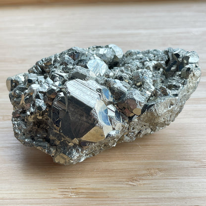 黃鐵礦又名愚人金(Fool’s Gold)  黃鐵礦是鐵和硫所形成的礦物，外觀反射出金黃色的光芒，所以會有人將黃鐵礦和黃金搞混。  🔮聚財法寶🔮  除了大家都十分熟悉的招財聚財功效外，其實黃鐵礦還可以用作辟邪，清除負氣場，淨化室內環境之用。  ** 記得盡量不要將黃鐵礦接觸水氣，盡量保持乾爽，平時得閒用乾紙巾抹抹保持閃令令就可以了😊     Origin : Peru 🇵🇪