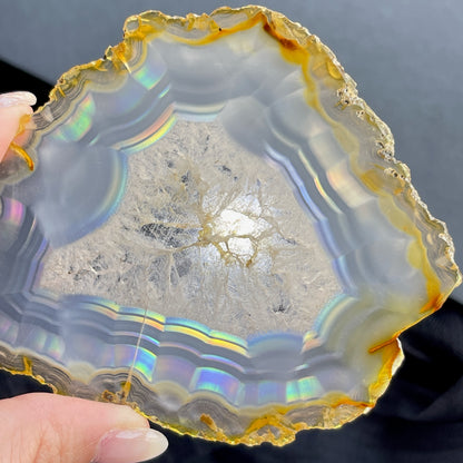 虹彩瑪瑙是一種細帶狀、半透明的石髓 (Chalcedony)，並且可將透射光分解成為光譜顏色。”Iris”意為”彩虹”或”虹彩虹色的”，源自於希臘彩虹女神的名字。  Iris agate is a finely-banded, translucent variety of chalcedony that breaks up transmitted light into spectral colors. The word “Iris” means “rainbow” or “to make iridescent” and is derived from the name of the Greek goddess of the rainbow.     *以上資料轉載自 “GIA Hong Kong - Jul 2021”