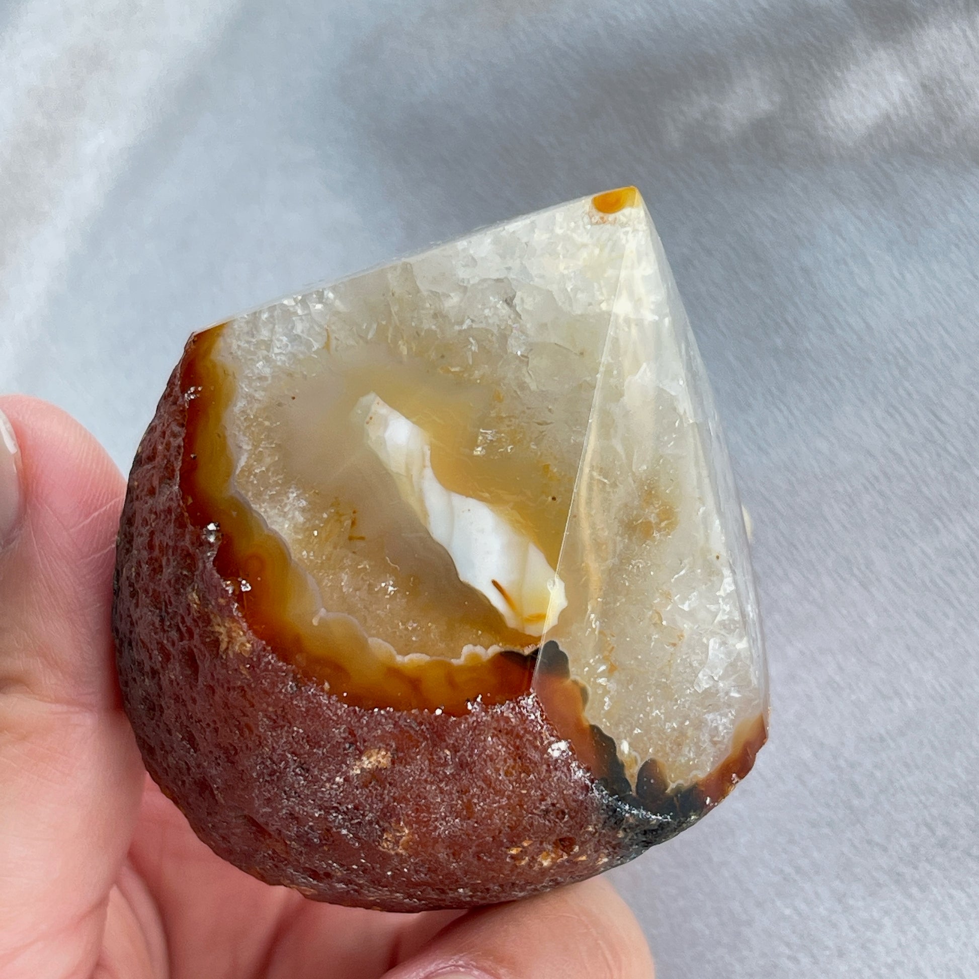 呢一lot agate cut base , 喜歡一些原始，簡單啲ge 朋友仔可以留意下，這款是只打磨上面嘅尖頂，底部則簡單切平，除了用作擺設外，佢哋size 非常適合放手串佢消磁的😊  -能令人精神放鬆，減少失眠症狀 -瑪瑙具有平衡，穩定及保護的作用 -也是護身符及辟邪物，有保平安功效 -瑪瑙維持身心和諧，增強愛、忠誠及勇氣