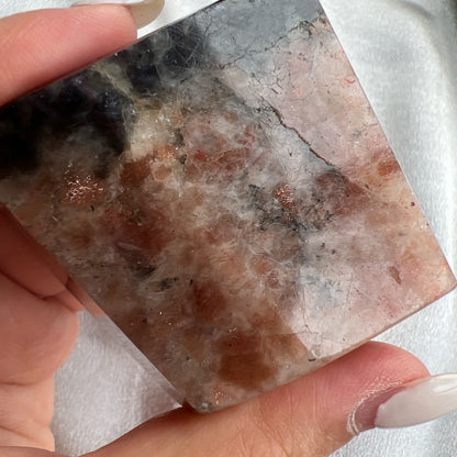 Sunstone Iolite  太陽石堇青石結合了Sunstone的溫暖喜悅和Iolite的涼爽平靜，幫助我們看到可能性。當生活感覺混亂，他能幫助我們重新接地並冷靜地評估情況。而且激活了我們解決問題的技能，鼓勵邏輯和直覺思維，帶來新的視角。太陽石堇青石推薦給任何想在身心上更健康的人，幫助我們養成健康的習慣並持開放態度。