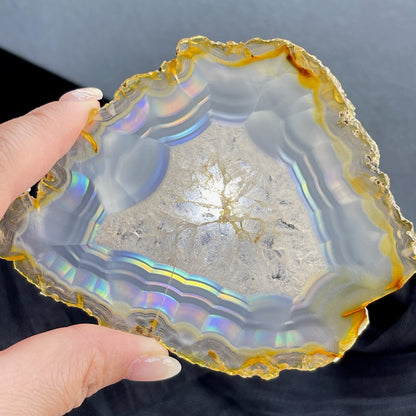虹彩瑪瑙是一種細帶狀、半透明的石髓 (Chalcedony)，並且可將透射光分解成為光譜顏色。”Iris”意為”彩虹”或”虹彩虹色的”，源自於希臘彩虹女神的名字。  Iris agate is a finely-banded, translucent variety of chalcedony that breaks up transmitted light into spectral colors. The word “Iris” means “rainbow” or “to make iridescent” and is derived from the name of the Greek goddess of the rainbow.     *以上資料轉載自 “GIA Hong Kong - Jul 2021”