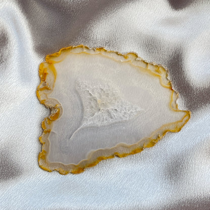 虹彩瑪瑙是一種細帶狀、半透明的石髓 (Chalcedony)，並且可將透射光分解成為光譜顏色。”Iris”意為”彩虹”或”虹彩虹色的”，源自於希臘彩虹女神的名字。  Iris agate is a finely-banded, translucent variety of chalcedony that breaks up transmitted light into spectral colors. The word “Iris” means “rainbow” or “to make iridescent” and is derived from the name of the Greek goddess of the rainbow.     *以上資料轉載自 “GIA Hong Kong - Jul 2021”