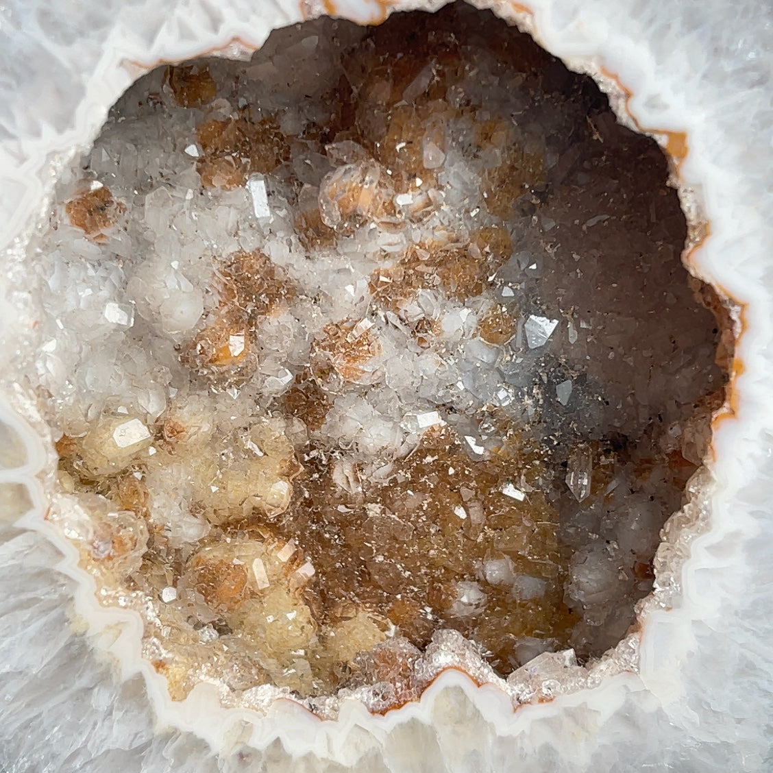 巴西瑪瑙水晶洞 Agate Geode Cut Base  晶洞還可以幫你吸財聚財，招貴人😊  -能令人精神放鬆，減少失眠症狀  -瑪瑙具有平衡，穩定及保護的作用  -也是護身符及辟邪物，有保平安功效  -瑪瑙維持身心和諧，增強愛、忠誠及勇氣   