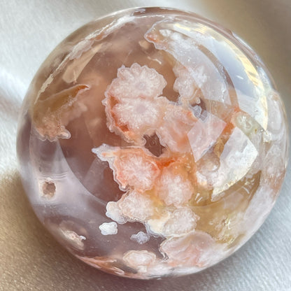 櫻花瑪瑙球  瑪瑙-Agate品種繁多，整個瑪瑙家族十分龐大。其中一種瑪瑙充滿溫柔優雅之美，深受女仕們喜愛，就是櫻花瑪瑙 - Blossoms Agate🌸  櫻花瑪瑙被視為寶石中的「第三眼」，靈性十足，象徵友善與愛心，也代表希望。  櫻花瑪瑙晶體內含粉白色、猶如朵朵盛開之櫻花的共生礦，每枝形態獨一無二，為人帶來溫柔細膩的內涵，會令人要停下來慢慢欣賞佢嘅美。  -能令人精神放鬆，減少失眠症狀  -瑪瑙具有平衡，穩定及保護的作用  -也是護身符及辟邪物，有保平安功效  -瑪瑙維持身心和諧，增強愛、忠誠及勇氣