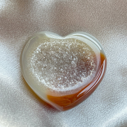 瑪瑙心心配靚靚晶牙  瑪瑙是玉髓礦石的一種，同為石英(Quartz)族的一員，有不同的顏色，多由半透明與不透明的條紋互相交替著，有著不同細膩的帶狀紋理和圖樣，全部都是獨一無二的圖案，非常特別，亦是我喜歡欣賞瑪瑙的其中一個原因。  瑪瑙亦是佛教七寶之一，自古以來是作辟邪，護身符之用，能量是沉厚，穩定而柔和的，對消除壓力，負面能量有幫助，從而能夠改善睡眠質素，增強記憶力。     -平靜情緒  -聚氣聚財  -吸引貴人  -招好運  -增強運勢   