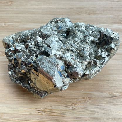 黃鐵礦又名愚人金(Fool’s Gold)  黃鐵礦是鐵和硫所形成的礦物，外觀反射出金黃色的光芒，所以會有人將黃鐵礦和黃金搞混。  🔮聚財法寶🔮  除了大家都十分熟悉的招財聚財功效外，其實黃鐵礦還可以用作辟邪，清除負氣場，淨化室內環境之用。  ** 記得盡量不要將黃鐵礦接觸水氣，盡量保持乾爽，平時得閒用乾紙巾抹抹保持閃令令就可以了😊     Origin : Peru 🇵🇪