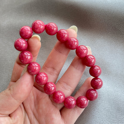 薔薇輝石

薔薇輝石 又名[ 玫瑰石 ]

是一種不透明的矽酸錳礦物，色調從淡粉色到深紅色不等

它具有玻璃光澤由方解石、鐵和鎂等其他礦物質組成



-消除紊亂思緒，保持清晰思考

-增加親和力，建立自信心

-有助培養高貴情操，擴闊心胸

-有助調和親情，友情，愛情的關係