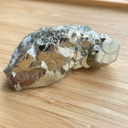 黃鐵礦又名愚人金(Fool’s Gold)  黃鐵礦是鐵和硫所形成的礦物，外觀反射出金黃色的光芒，所以會有人將黃鐵礦和黃金搞混。  🔮聚財法寶🔮  除了大家都十分熟悉的招財聚財功效外，其實黃鐵礦還可以用作辟邪，清除負氣場，淨化室內環境之用。  ** 記得盡量不要將黃鐵礦接觸水氣，盡量保持乾爽，平時得閒用乾紙巾抹抹保持閃令令就可以了😊     Origin : Peru 🇵🇪