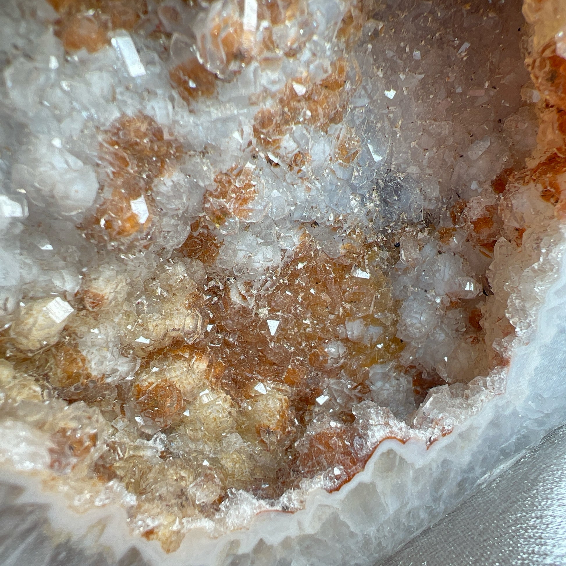 巴西瑪瑙水晶洞 Agate Geode Cut Base  晶洞還可以幫你吸財聚財，招貴人😊  -能令人精神放鬆，減少失眠症狀  -瑪瑙具有平衡，穩定及保護的作用  -也是護身符及辟邪物，有保平安功效  -瑪瑙維持身心和諧，增強愛、忠誠及勇氣   