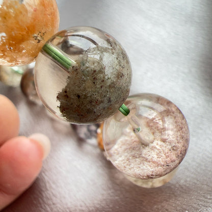 半盤彩幽靈手串  幽靈是指內有多種顏色的火山泥或礦物質，主要有綠、紅、橙和白，包含了多種功效。 綠幽靈  -主正財，由事業，主意帶來的財富  -聚財，由辛勤努力而累積的財富  -招有助增旺事業的貴人  -平穩情緒  紅幽靈  -增加包容心與同理心  -增加理解力與包容能力  -招財的功效  -緩解疲憊，放鬆情緒  白幽靈  -淨化個人氣場  -提升記憶力