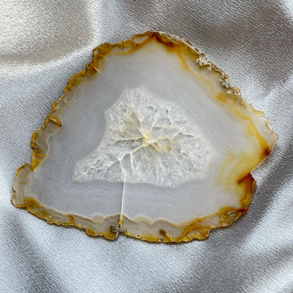 虹彩瑪瑙是一種細帶狀、半透明的石髓 (Chalcedony)，並且可將透射光分解成為光譜顏色。”Iris”意為”彩虹”或”虹彩虹色的”，源自於希臘彩虹女神的名字。  Iris agate is a finely-banded, translucent variety of chalcedony that breaks up transmitted light into spectral colors. The word “Iris” means “rainbow” or “to make iridescent” and is derived from the name of the Greek goddess of the rainbow.     *以上資料轉載自 “GIA Hong Kong - Jul 2021”