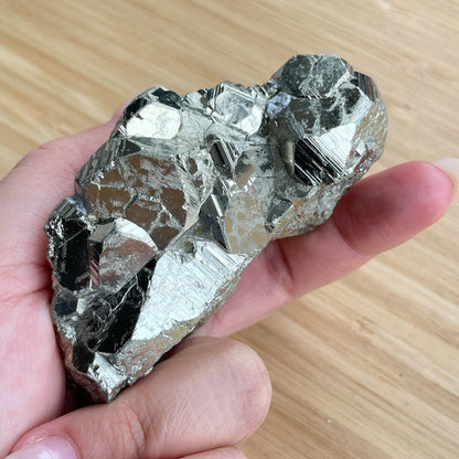 黃鐵礦又名愚人金(Fool’s Gold)  黃鐵礦是鐵和硫所形成的礦物，外觀反射出金黃色的光芒，所以會有人將黃鐵礦和黃金搞混。  🔮聚財法寶🔮  除了大家都十分熟悉的招財聚財功效外，其實黃鐵礦還可以用作辟邪，清除負氣場，淨化室內環境之用。  ** 記得盡量不要將黃鐵礦接觸水氣，盡量保持乾爽，平時得閒用乾紙巾抹抹保持閃令令就可以了😊     Origin : Peru 🇵🇪