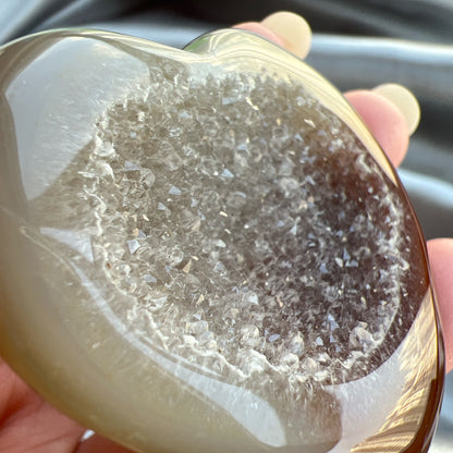 瑪瑙心心配靚靚晶牙  瑪瑙是玉髓礦石的一種，同為石英(Quartz)族的一員，有不同的顏色，多由半透明與不透明的條紋互相交替著，有著不同細膩的帶狀紋理和圖樣，全部都是獨一無二的圖案，非常特別，亦是我喜歡欣賞瑪瑙的其中一個原因。  瑪瑙亦是佛教七寶之一，自古以來是作辟邪，護身符之用，能量是沉厚，穩定而柔和的，對消除壓力，負面能量有幫助，從而能夠改善睡眠質素，增強記憶力。     -平靜情緒  -聚氣聚財  -吸引貴人  -招好運  -增強運勢   