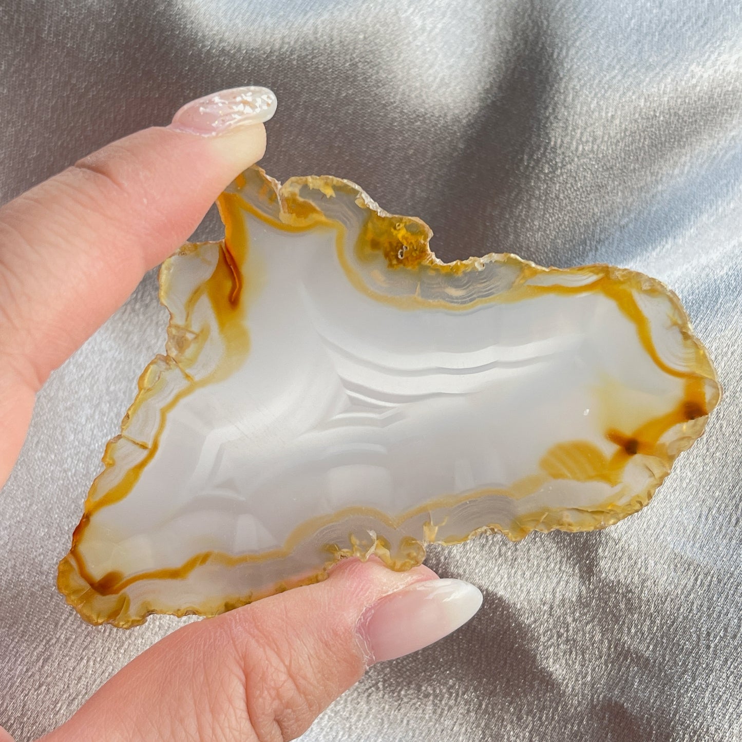 虹彩瑪瑙是一種細帶狀、半透明的石髓 (Chalcedony)，並且可將透射光分解成為光譜顏色。”Iris”意為”彩虹”或”虹彩虹色的”，源自於希臘彩虹女神的名字。  Iris agate is a finely-banded, translucent variety of chalcedony that breaks up transmitted light into spectral colors. The word “Iris” means “rainbow” or “to make iridescent” and is derived from the name of the Greek goddess of the rainbow.     *以上資料轉載自 “GIA Hong Kong - Jul 2021”