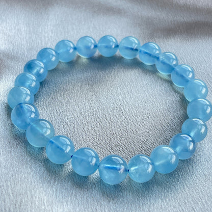 海藍寶手串  海藍寶是歐洲自古以來最為人喜愛的寶石，並以Aquamarine 這個丁語為名，意思指「海水」。  海藍寶與祖母綠一樣屬於「綠柱石族」的寶石，裡面的水藍色是微量的鐵元素所造成的。  -放鬆緊張情緒，提升做事的勇氣和自信  -提升表達能力⬆️  -適合工作上常常需要和人溝通的朋友