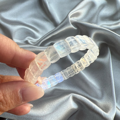 月亮石又名月光石 -是六月幸運誕生石：象徵健康、富貴 -有助穩定情緒和緩解負面情緒 -有助性格較衝動、說話率直的人變得較柔和 -放鬆身心，重拾平靜和諧 -能潤滑感情，是解決情侶紛爭的晶石