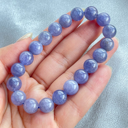 坦桑石手串 -Tanzanite  ✨十二月誕生石✨      幫助於迷茫中找到方向和力量     增強覺悟性，提高自我反省能力     增強人際關係和溝通技巧     平衡情緒，減輕壓力和焦慮     提升創造力和想像力，激發靈感     它是一種相對脆弱的寶石：儘管坦桑石的硬度在6.5-7之間，但它的脆弱性比其他寶石更高，因此需要特別小心保護和保養。