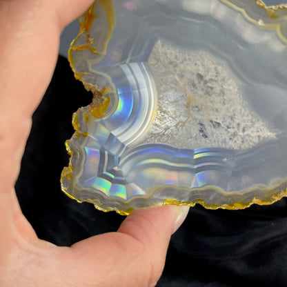 虹彩瑪瑙是一種細帶狀、半透明的石髓 (Chalcedony)，並且可將透射光分解成為光譜顏色。”Iris”意為”彩虹”或”虹彩虹色的”，源自於希臘彩虹女神的名字。  Iris agate is a finely-banded, translucent variety of chalcedony that breaks up transmitted light into spectral colors. The word “Iris” means “rainbow” or “to make iridescent” and is derived from the name of the Greek goddess of the rainbow.     *以上資料轉載自 “GIA Hong Kong - Jul 2021”