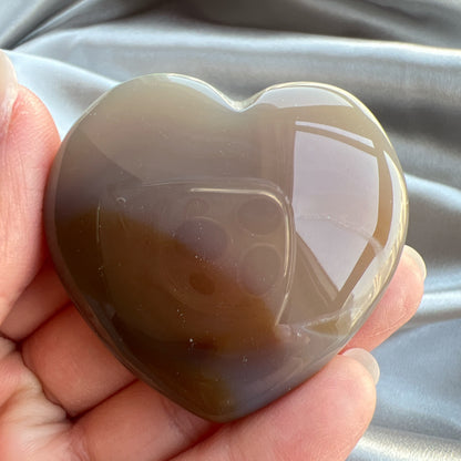 瑪瑙心心配靚靚晶牙  瑪瑙是玉髓礦石的一種，同為石英(Quartz)族的一員，有不同的顏色，多由半透明與不透明的條紋互相交替著，有著不同細膩的帶狀紋理和圖樣，全部都是獨一無二的圖案，非常特別，亦是我喜歡欣賞瑪瑙的其中一個原因。  瑪瑙亦是佛教七寶之一，自古以來是作辟邪，護身符之用，能量是沉厚，穩定而柔和的，對消除壓力，負面能量有幫助，從而能夠改善睡眠質素，增強記憶力。     -平靜情緒  -聚氣聚財  -吸引貴人  -招好運  -增強運勢   