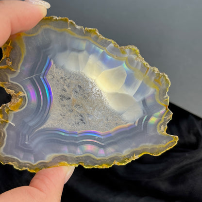 虹彩瑪瑙是一種細帶狀、半透明的石髓 (Chalcedony)，並且可將透射光分解成為光譜顏色。”Iris”意為”彩虹”或”虹彩虹色的”，源自於希臘彩虹女神的名字。  Iris agate is a finely-banded, translucent variety of chalcedony that breaks up transmitted light into spectral colors. The word “Iris” means “rainbow” or “to make iridescent” and is derived from the name of the Greek goddess of the rainbow.     *以上資料轉載自 “GIA Hong Kong - Jul 2021”